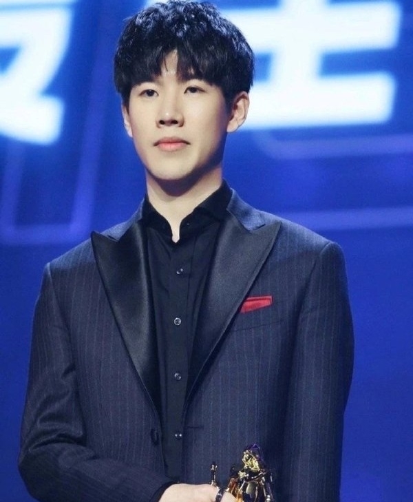 近日G2战队中单选手Caps接受了外媒的采访，在被问及想要在MSI上交手的队伍时，Caps表示：“我很期待与T1的比赛